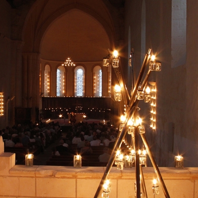 Abbatiale de Fontaine Le Comte illuminée par 1000 chandelles 